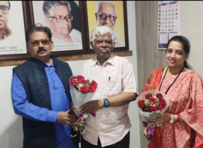 Justice K. Chandru was honored at the Central India College of Law by Dr. S.M. Rajan, Director, and Dr. Pallavi Bhave, Workshop Director.